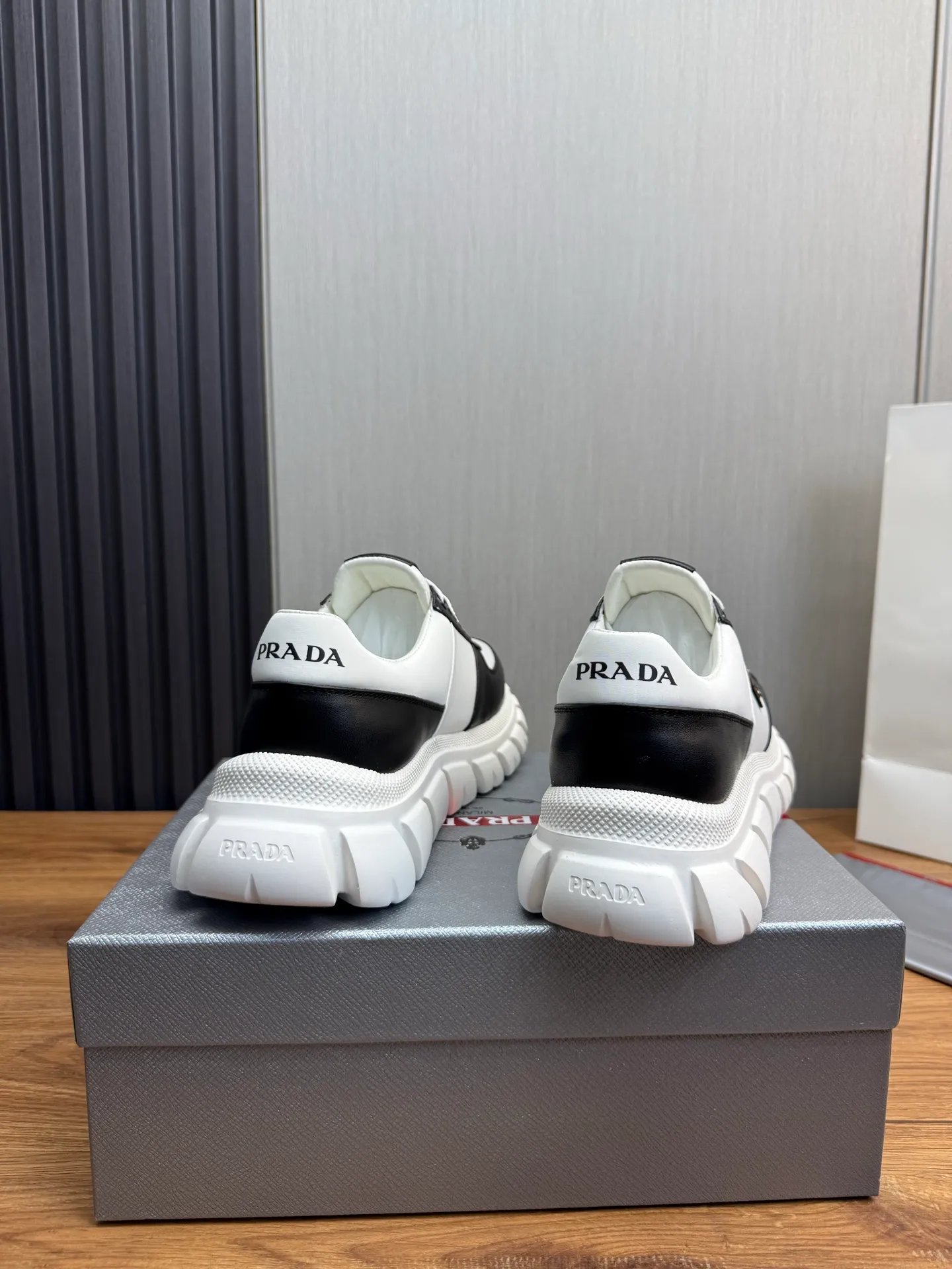 Men's shoes 💰580💰 [PRADA] Men's shoes are popular in the counter, official website is synchronized, 1 high-quality shipment ✔️Imported cowhide fabric + cowhide lining, 1🆚1 replica, original sole, 38-45 (45 customized, non-refundable)